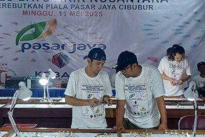 Tim juri melakukan penilaian sejumlah batu yang dilombakan dalam Kontes Batu Akik Nusantara Memperebutkan Piala Pasar Jaya Cibubur di Pasar Cibubur, Jakarta Timur, pada Minggu (11/5/2025) sore. Foto: Joesvicar Iqbal/ipol.id