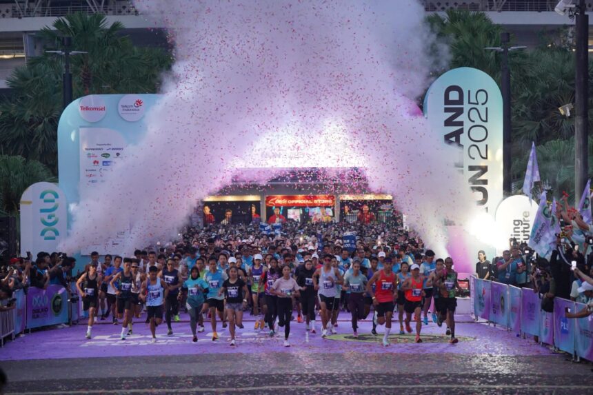 Para peserta Digiland Run 2025 mulai berlari setelah flag off Digiland Run 2025. Foto: Telkom Indonesia