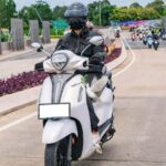 Prihardini, pengguna motor Yamaha Grand Filano percaya diri dalam mengendarai motor skutik yang tampil elegan. Foto: Dok pribadi/ist
