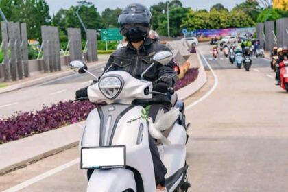 Prihardini, pengguna motor Yamaha Grand Filano percaya diri dalam mengendarai motor skutik yang tampil elegan. Foto: Dok pribadi/ist