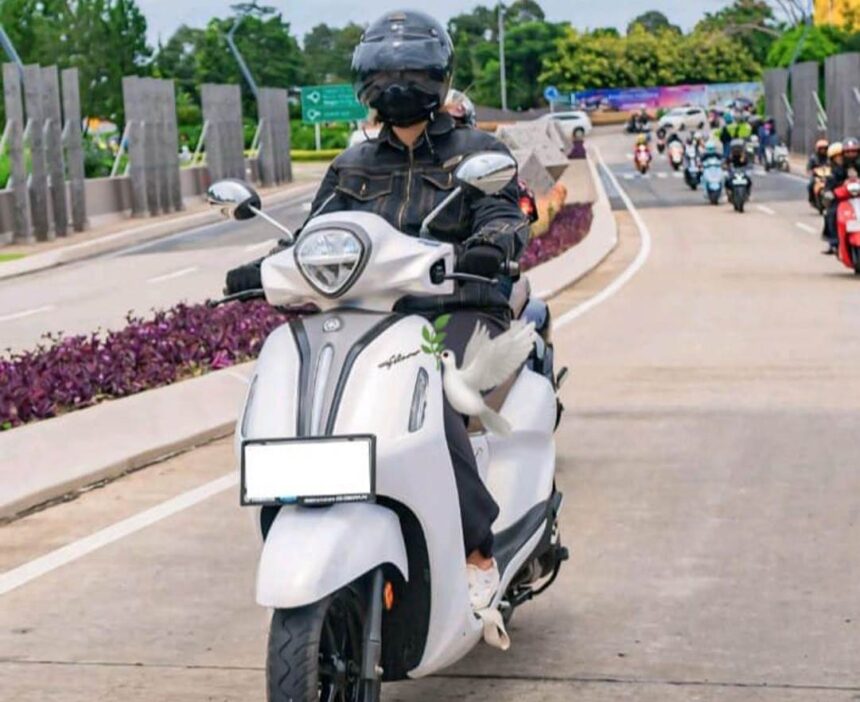 Prihardini, pengguna motor Yamaha Grand Filano percaya diri dalam mengendarai motor skutik yang tampil elegan. Foto: Dok pribadi/ist