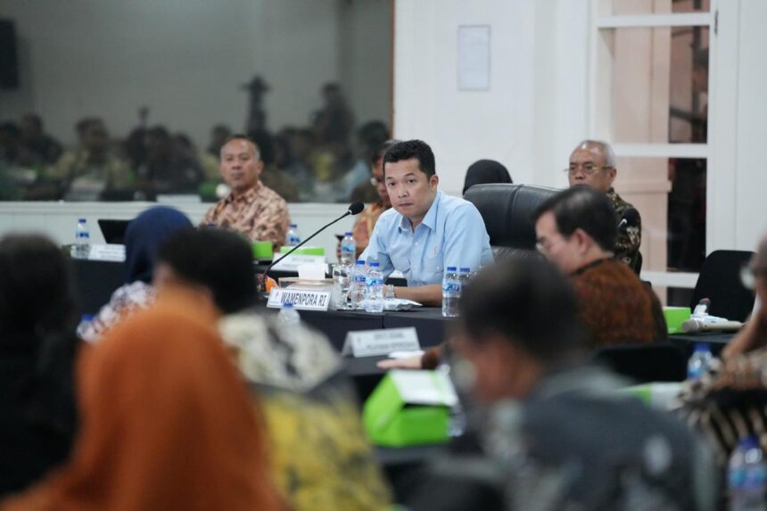 Wakil Menteri Pemuda dan Olahraga Republik Indonesia (Wamenpora RI) Taufik Hidayat, memimpin rapat koordinasi dan kolaborasi lintas kementerian/lembaga tentang pelayanan kepemudaan.