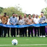 Peresmian Lapangan Mini Soccer yang diberi nama FIFA ARENA oleh Ketua Umum PSSI Erick Thohir, FIFA Council Member Kanya Keomany, FIFA Lead Regional Office Lavin Vignesh, Direktur Utama Bank Mandiri Darmawan Junaidi dan Direksi serta Manajemen Bank Mandiri pada Selasa (6/5/2025). Foto: Dok Bank Mandiri