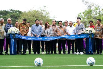 Peresmian Lapangan Mini Soccer yang diberi nama FIFA ARENA oleh Ketua Umum PSSI Erick Thohir, FIFA Council Member Kanya Keomany, FIFA Lead Regional Office Lavin Vignesh, Direktur Utama Bank Mandiri Darmawan Junaidi dan Direksi serta Manajemen Bank Mandiri pada Selasa (6/5/2025). Foto: Dok Bank Mandiri