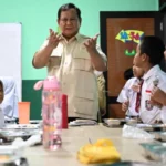 Presiden Prabowo saat meninjau program MBG di SDN Kedung Jaya 1 Bogor. Foto: Cahyo/ biro pers sektretariat negara.