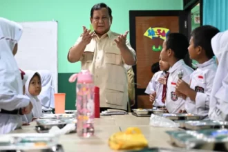 Presiden Prabowo saat meninjau program MBG di SDN Kedung Jaya 1 Bogor. Foto: Cahyo/ biro pers sektretariat negara.