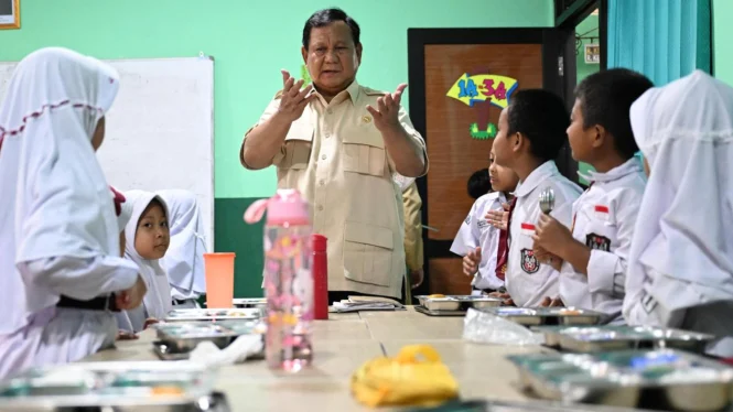 Presiden Prabowo saat meninjau program MBG di SDN Kedung Jaya 1 Bogor. Foto: Cahyo/ biro pers sektretariat negara.
