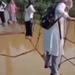 Momen sejumlah guru SD di Desa Simpang Limbur, Kabupaten Merangin, Jambi, menyeberangi jembatan gantung yang rusak parah demi sampai ke sekolah. Foto : Tangkapan layar TikTok @rinidiansukma