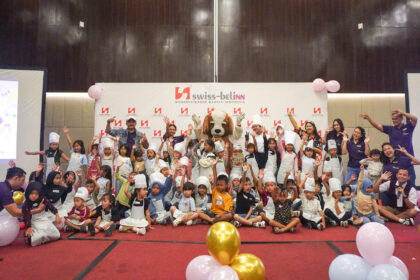 Keseruan para koki cilik dalam membuat pizza bersama chef. (dok. Swiss-Belinn Modern Cikande)