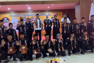 Penasihat Bang Japar Jakarta Pusat, Desie Christiyana Sari (tengah) bersama pengurus lainnya. Foto sofian/ipol.id