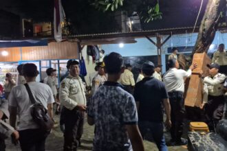 Aparat Polres Metro Jakarta Timur, Polsek Kramatjati, TNI, Satpol PP dan Perumda Pasar Jaya membongkar posko ormas BPPKB Banten di area Pasar Induk Kramat Jati, Rabu (14/5/2025). Foto: Ist