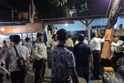 Aparat Polres Metro Jakarta Timur, Polsek Kramatjati, TNI, Satpol PP dan Perumda Pasar Jaya membongkar posko ormas BPPKB Banten di area Pasar Induk Kramat Jati, Rabu (14/5/2025). Foto: Ist