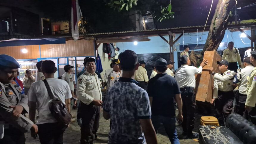 Aparat Polres Metro Jakarta Timur, Polsek Kramatjati, TNI, Satpol PP dan Perumda Pasar Jaya membongkar posko ormas BPPKB Banten di area Pasar Induk Kramat Jati, Rabu (14/5/2025). Foto: Ist