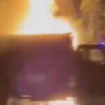 Truk TNI terbakar di ruas Jalan Tol Gempol-Pandaan, tepatnya di Desa Winong, Kecamatan Gempol, Kabupaten Pasuruan, Jawa Timur, Senin (5/5/2025) malam. Foto: Tangkapan layar X @neVerAlOnely