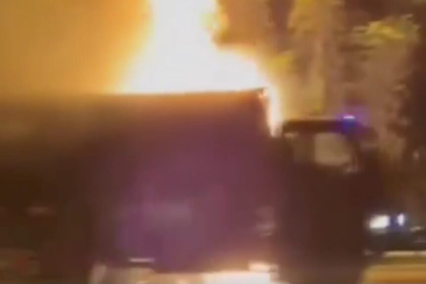 Truk TNI terbakar di ruas Jalan Tol Gempol-Pandaan, tepatnya di Desa Winong, Kecamatan Gempol, Kabupaten Pasuruan, Jawa Timur, Senin (5/5/2025) malam. Foto: Tangkapan layar X @neVerAlOnely