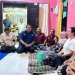 Perwakilan Kemenlu menyerahkan jenazah Rizal Sampurna kepada pihak keluarga di Banyuwangi. Foto: Ist