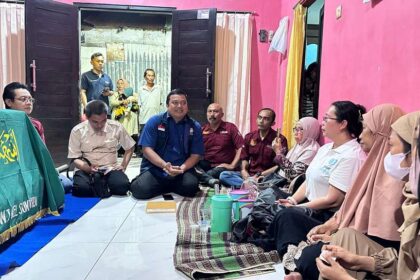 Perwakilan Kemenlu menyerahkan jenazah Rizal Sampurna kepada pihak keluarga di Banyuwangi. Foto: Ist