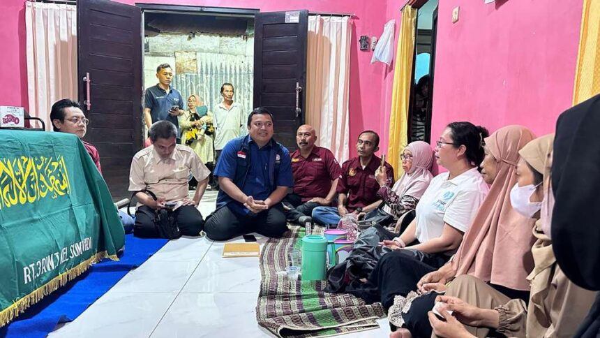 Perwakilan Kemenlu menyerahkan jenazah Rizal Sampurna kepada pihak keluarga di Banyuwangi. Foto: Ist