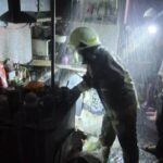Sejumlah petugas Damkar Jakarta Timur melakukan pemadaman api dengan proteksi gedung (sprinkler) di ruang dapur di lantai 5 Apartemen East Park di Jalan Perumahan Jatinegara Indah, Kelurahan Jatinegara, Kecamatan Cakung, Jakarta Timur, Senin (5/5/2025) malam. Foto: Ist