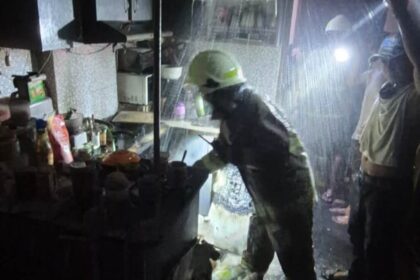 Sejumlah petugas Damkar Jakarta Timur melakukan pemadaman api dengan proteksi gedung (sprinkler) di ruang dapur di lantai 5 Apartemen East Park di Jalan Perumahan Jatinegara Indah, Kelurahan Jatinegara, Kecamatan Cakung, Jakarta Timur, Senin (5/5/2025) malam. Foto: Ist