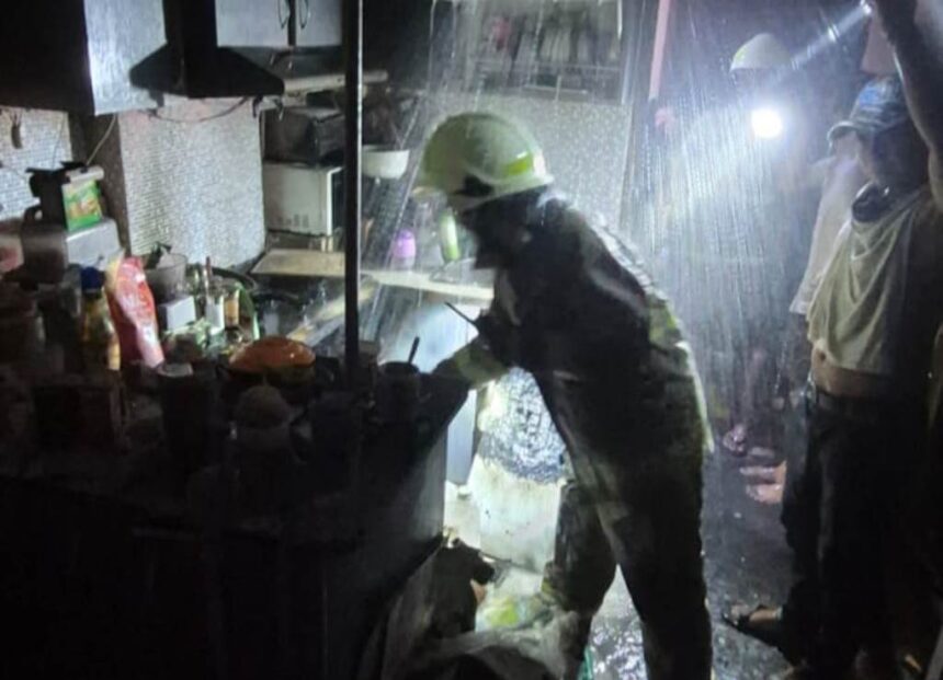Sejumlah petugas Damkar Jakarta Timur melakukan pemadaman api dengan proteksi gedung (sprinkler) di ruang dapur di lantai 5 Apartemen East Park di Jalan Perumahan Jatinegara Indah, Kelurahan Jatinegara, Kecamatan Cakung, Jakarta Timur, Senin (5/5/2025) malam. Foto: Ist