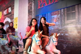 Para pengunjung Living World Grand Wisata Bekasi saat menikmati festival lintas budaya Asia bertajuk Orient Wonders, Sabtu (17/5/2025). Foto: Ist
