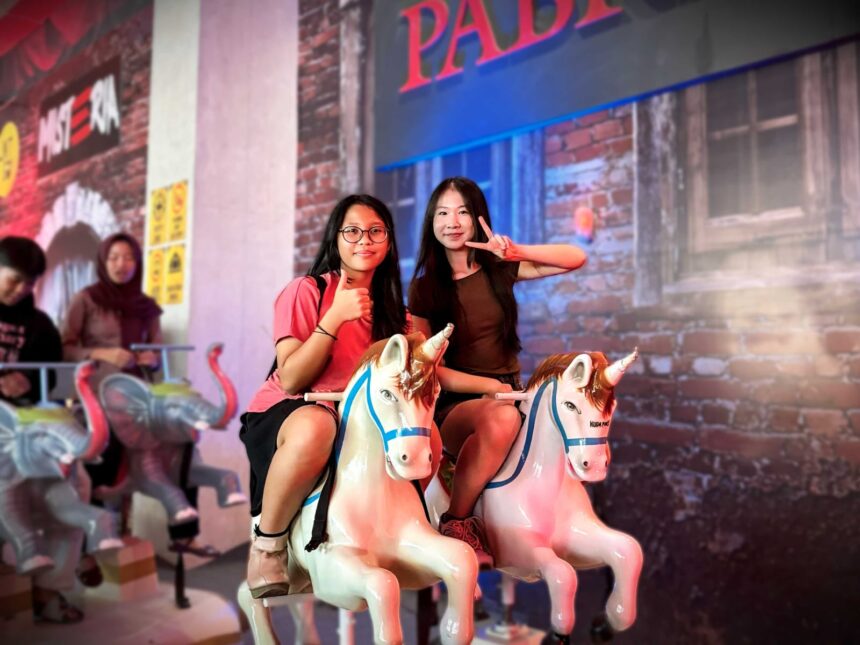 Para pengunjung Living World Grand Wisata Bekasi saat menikmati festival lintas budaya Asia bertajuk Orient Wonders, Sabtu (17/5/2025). Foto: Ist
