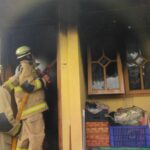 Petugas damkar memadamkan api di rumah 2 lantai di Jalan Batu Alam, Kelurahan Batu Ampar, Kecamatan Kramat Jati, Jakarta Timur, Sabtu (17/5/2025). Foto: Ist