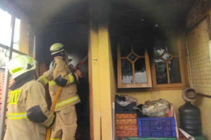 Petugas damkar memadamkan api di rumah 2 lantai di Jalan Batu Alam, Kelurahan Batu Ampar, Kecamatan Kramat Jati, Jakarta Timur, Sabtu (17/5/2025). Foto: Ist