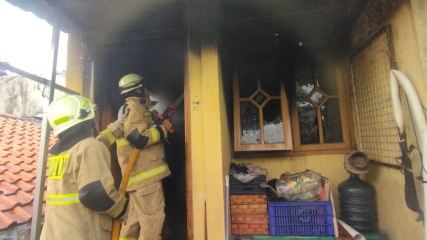 Petugas damkar memadamkan api di rumah 2 lantai di Jalan Batu Alam, Kelurahan Batu Ampar, Kecamatan Kramat Jati, Jakarta Timur, Sabtu (17/5/2025). Foto: Ist