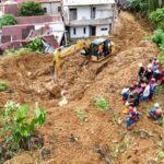 Petugas gabungan terus melakukan pencarian terhadap korban hilang akibat peristiwa tanah longsor di Kota Samarinda, Provinsi Kalimantan Timur, Selasa (13/5/2025). Foto: BPBD Kota Samarinda
