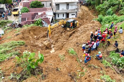 Petugas gabungan terus melakukan pencarian terhadap korban hilang akibat peristiwa tanah longsor di Kota Samarinda, Provinsi Kalimantan Timur, Selasa (13/5/2025). Foto: BPBD Kota Samarinda