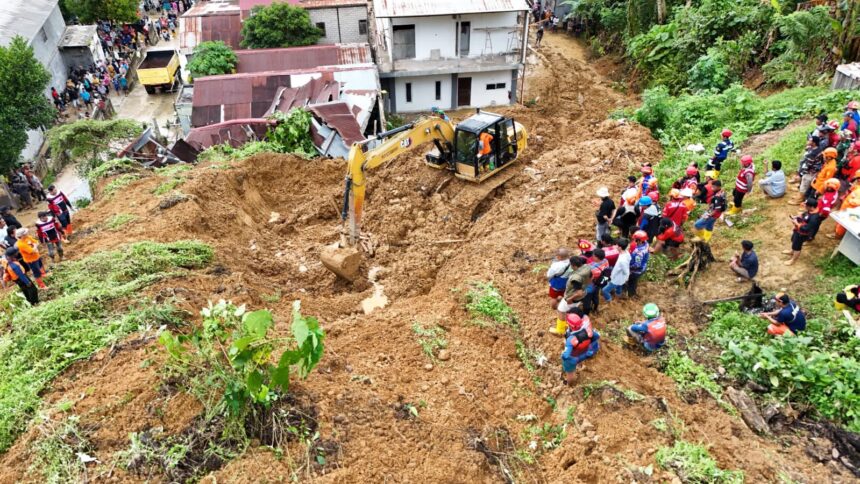 Petugas gabungan terus melakukan pencarian terhadap korban hilang akibat peristiwa tanah longsor di Kota Samarinda, Provinsi Kalimantan Timur, Selasa (13/5/2025). Foto: BPBD Kota Samarinda
