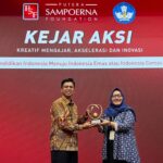Pegadaian menerima penghargaan “Program Paling Berkelanjutan” atas Program Transformasi Sekolah dari Putera Sampoerna Foundation sebagai mitra Kemendikdasmen. Foto: Ist