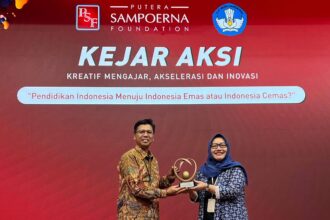 Pegadaian menerima penghargaan “Program Paling Berkelanjutan” atas Program Transformasi Sekolah dari Putera Sampoerna Foundation sebagai mitra Kemendikdasmen. Foto: Ist