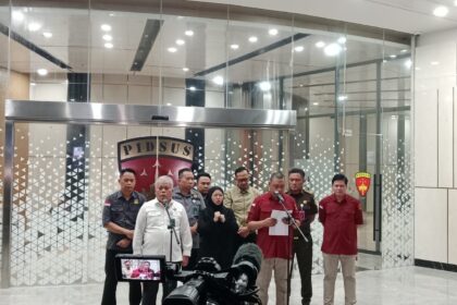 Direktur Penyidikan Jampidsus, Abdul Qohar saat memberikan keterangan kepada awak media terkait penetapan tiga tersangka korupsi pemberian kredit oleh beberapa bank pemerintah kepada PT Sritex senilai Rp3,5 triliun di Gedung Bundar Kejagung, Rabu (21/5/2025) malam. Foto: Yudha Krastawan/ipol.id