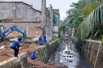 Pasukan biru Suku Dinas Sumber Daya Air (SDA) diturunkan guna mempercepat pembersihan sedimen lumpur dan sampah dari Kali Jelawe di Jalan Hang Lekiu IV, RW 04, Kelurahan Gunung, Kecamatan Kebayoran Baru, Jakarta Selatan, Jumat (23/5/2025). Foto: Joesvicar Iqbal/ipol.id
