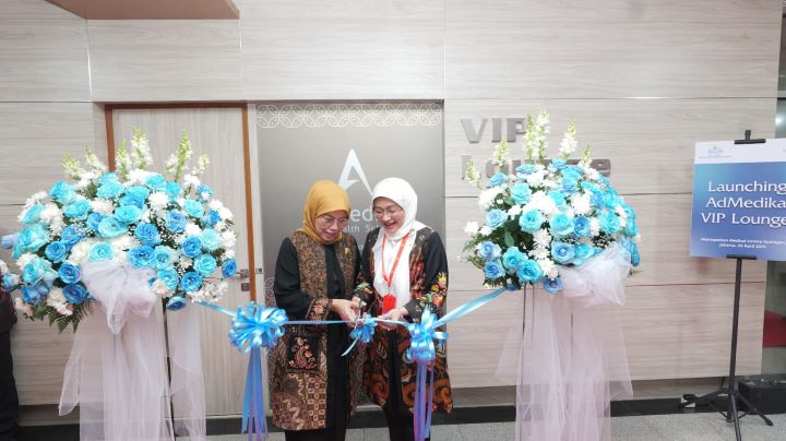 CEO RS MMC dr. Isnindyarti, MKM (kiri) dan CEO AdMedika Dian Prambini (kanan) saat melakukan peresmian AdMedika VIP Executive Lounge di Rumah Sakit Metropolitan Medical Centre (RS MMC). Foto: Telkom Indonesia