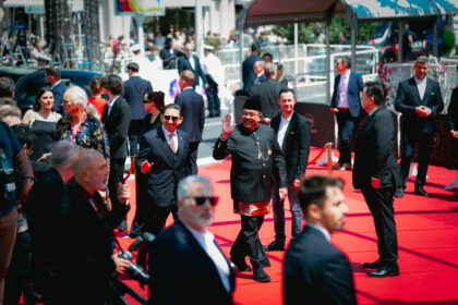 Wakil Gubernur Jakarta Rano Karno dan Menteri Kebudayaan RI Fadli Zone berjalan di red carpet Cannes, Marché du Film 2025. Foto: Dok Humas