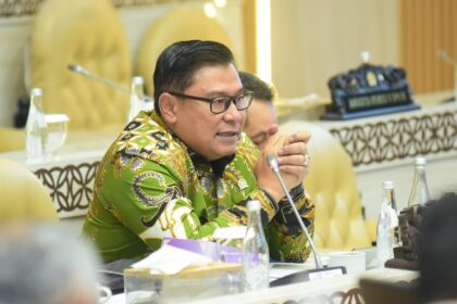 Anggota Komisi V DPR RI, Danang Wicaksana Sulistya, saat rapat kerja bersama Menteri Perumahan dan Kawasan Permukiman di Gedung Nusantara, Senayan, Jakarta, Senin (19/5/2025). Foto: