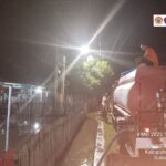 Petugas membantu warga untuk mengurangi volume air banjir di Kecamatan Banawa, Kabupaten Donggala, Provinsi Sulawesi Tengah, pada Sabtu (3/5/2025) malam. Foto: BPBD Kab. Donggala