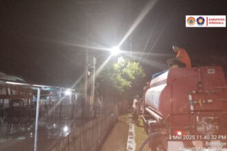 Petugas membantu warga untuk mengurangi volume air banjir di Kecamatan Banawa, Kabupaten Donggala, Provinsi Sulawesi Tengah, pada Sabtu (3/5/2025) malam. Foto: BPBD Kab. Donggala