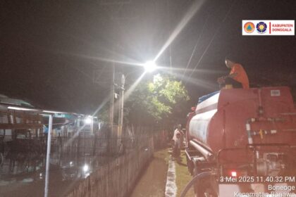 Petugas membantu warga untuk mengurangi volume air banjir di Kecamatan Banawa, Kabupaten Donggala, Provinsi Sulawesi Tengah, pada Sabtu (3/5/2025) malam. Foto: BPBD Kab. Donggala