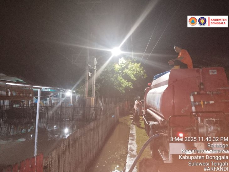 Petugas membantu warga untuk mengurangi volume air banjir di Kecamatan Banawa, Kabupaten Donggala, Provinsi Sulawesi Tengah, pada Sabtu (3/5/2025) malam. Foto: BPBD Kab. Donggala