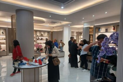 Sejumlah pengunjung tengah memilah pilih dan mengecek harga sepatu premium di Store Bocorocco di Jakarta, Sabtu (24/5/2025). Foto: Joesvicar Iqbal/ipol.id