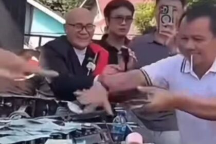 Sosok anggota DPRD Lampung Utara, Hatami, menjadi sorotan publik usai beredar video viral yang memperlihatkan dirinya menyawer disk jockey (DJ). Foto: Tangkap layar IG @info.negri
