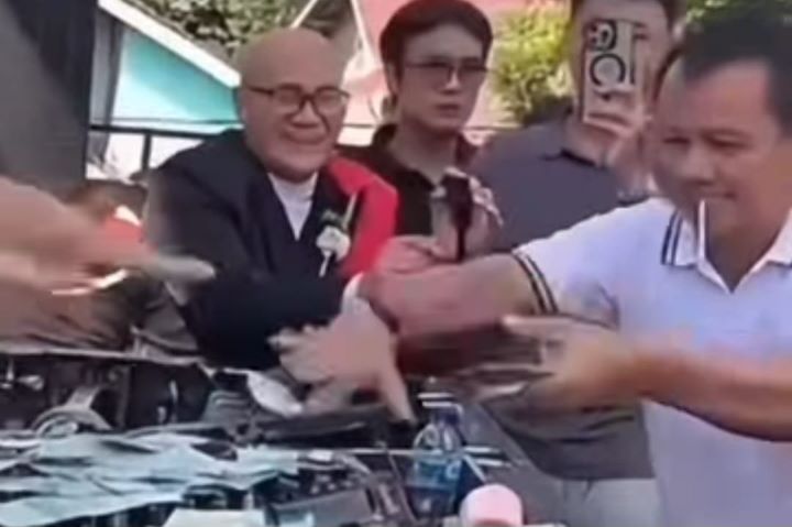 Sosok anggota DPRD Lampung Utara, Hatami, menjadi sorotan publik usai beredar video viral yang memperlihatkan dirinya menyawer disk jockey (DJ). Foto: Tangkap layar IG @info.negri