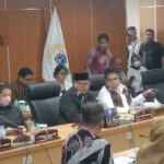 Ketua Komisi E DPRD DKI Jakarta, M Thamrin (menggunakan peci) saat memimpin rapat RKPD 2026.(Foto sofian/ipol.id)