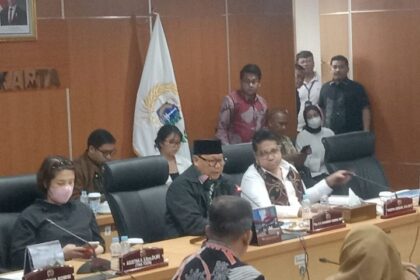 Ketua Komisi E DPRD DKI Jakarta, M Thamrin (menggunakan peci) saat memimpin rapat RKPD 2026.(Foto sofian/ipol.id)