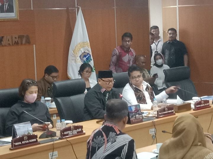 Ketua Komisi E DPRD DKI Jakarta, M Thamrin (menggunakan peci) saat memimpin rapat RKPD 2026.(Foto sofian/ipol.id)